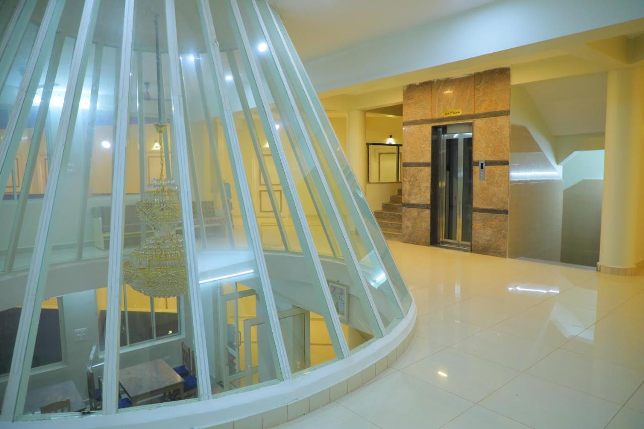 Srinivasa Hotel Тирупати Экстерьер фото