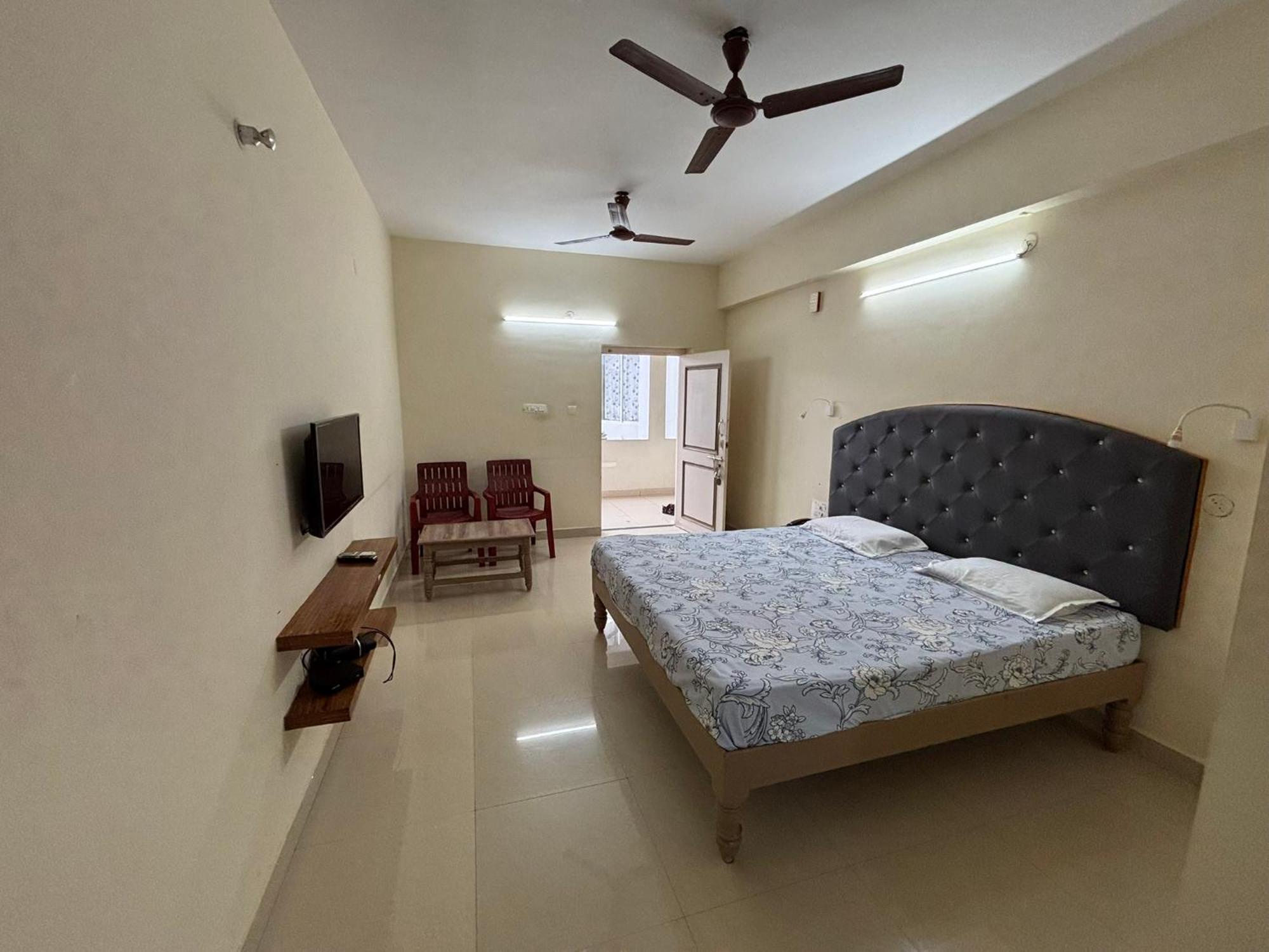 Srinivasa Hotel Тирупати Экстерьер фото