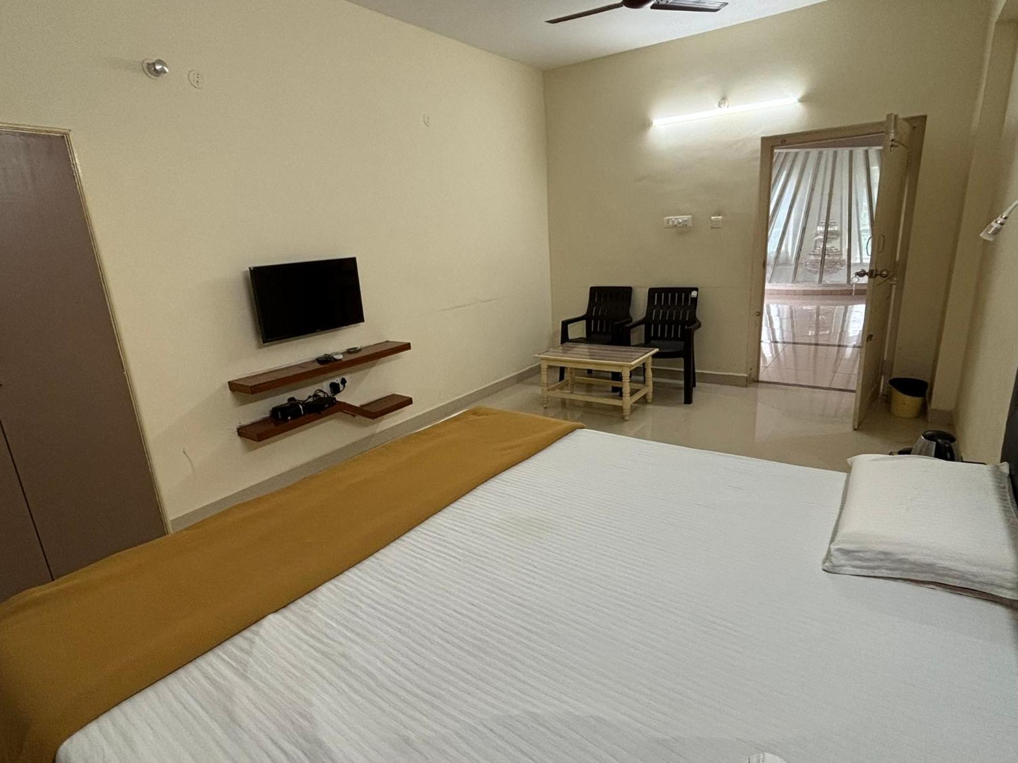 Srinivasa Hotel Тирупати Экстерьер фото
