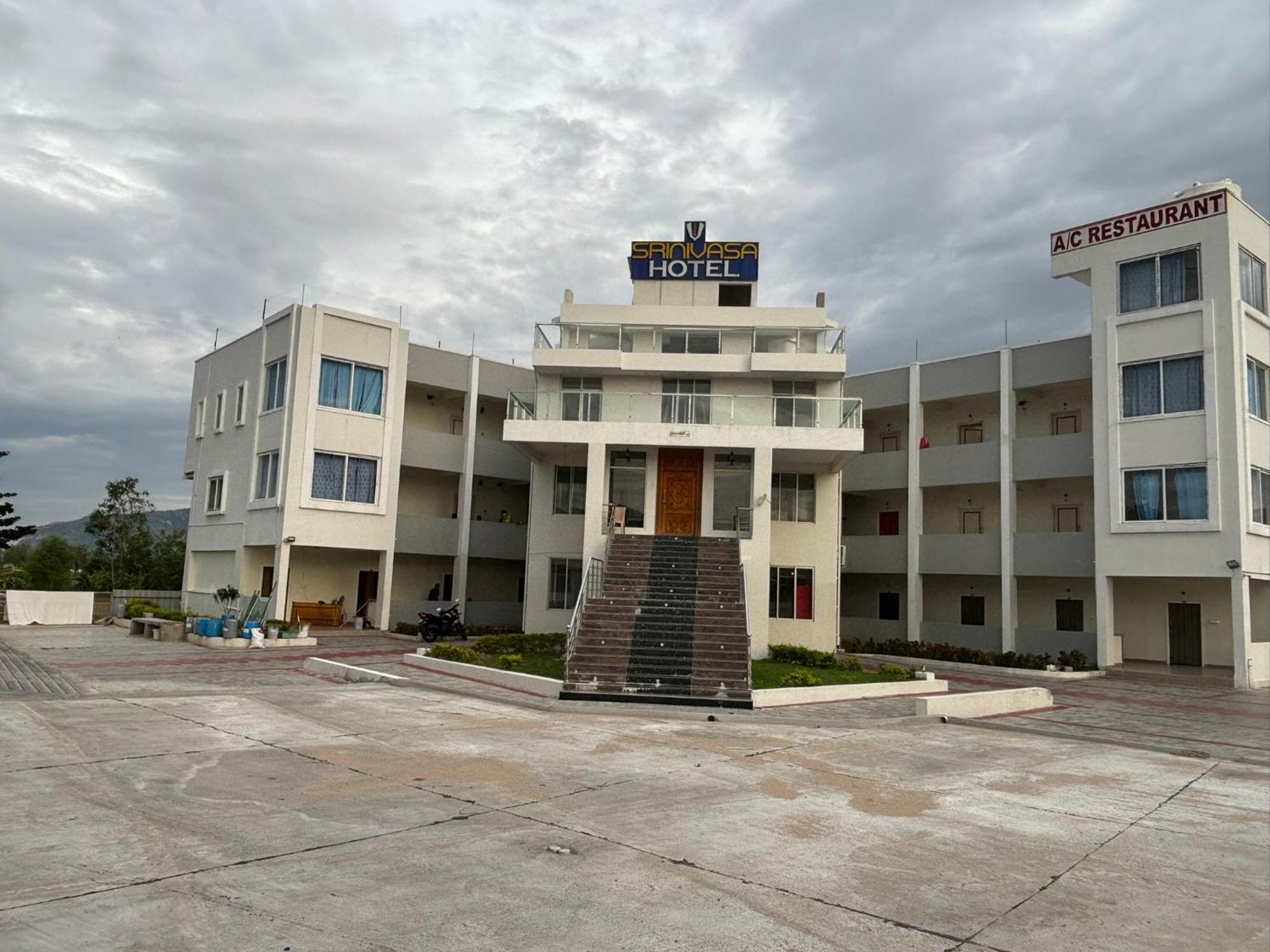 Srinivasa Hotel Тирупати Экстерьер фото
