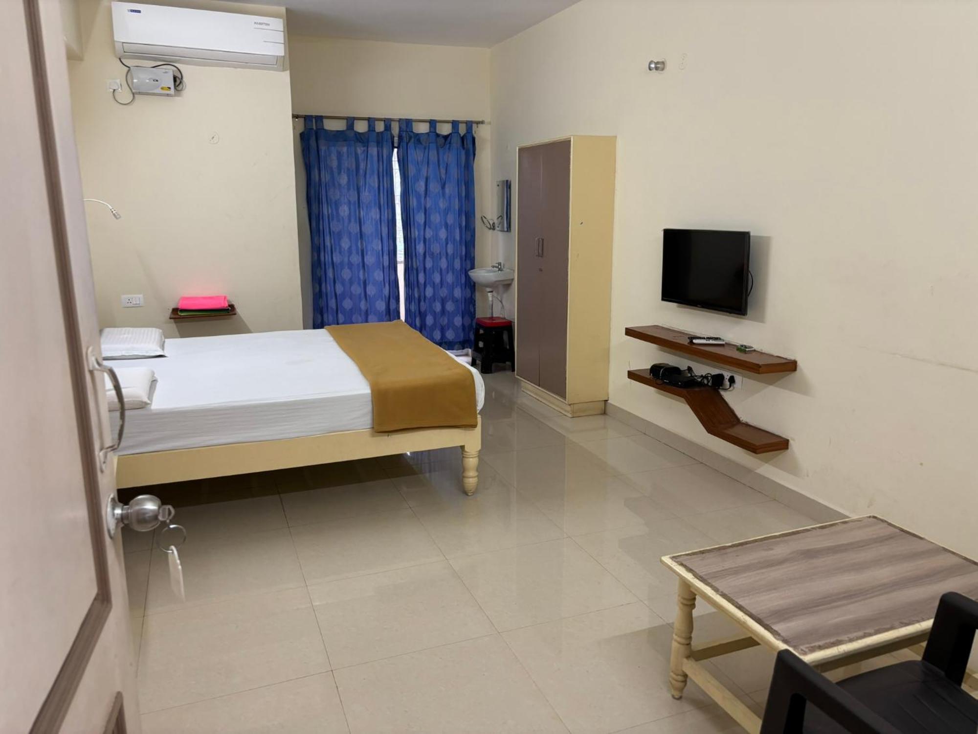 Srinivasa Hotel Тирупати Экстерьер фото