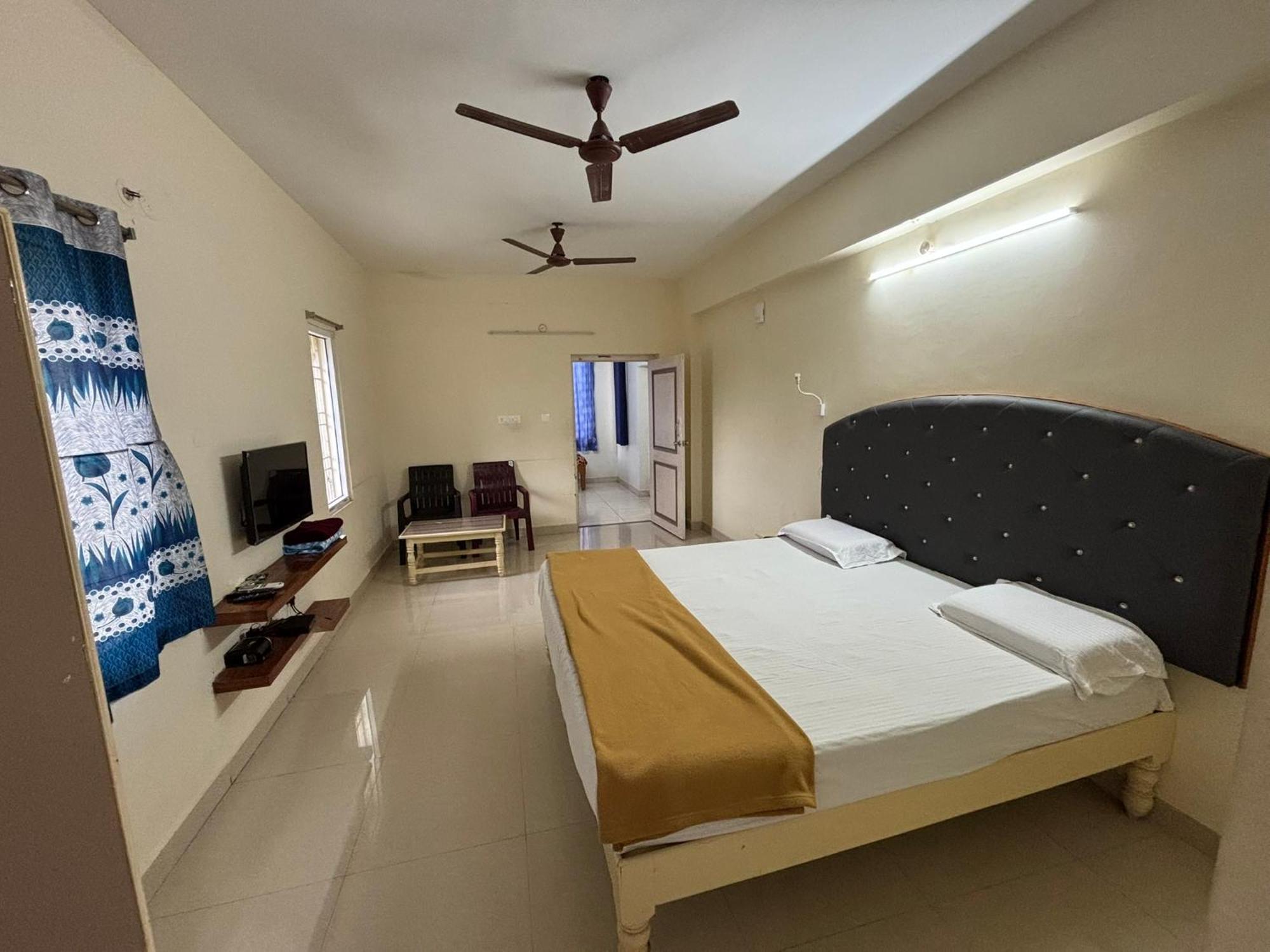 Srinivasa Hotel Тирупати Экстерьер фото