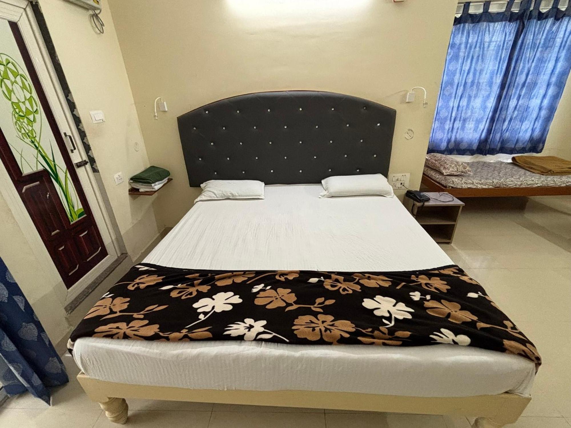 Srinivasa Hotel Тирупати Экстерьер фото